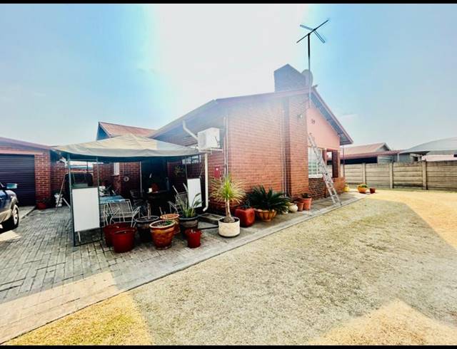 3 BEDROOM HOUSE FOR SALE IN VANDERBIJLPARK SW 1